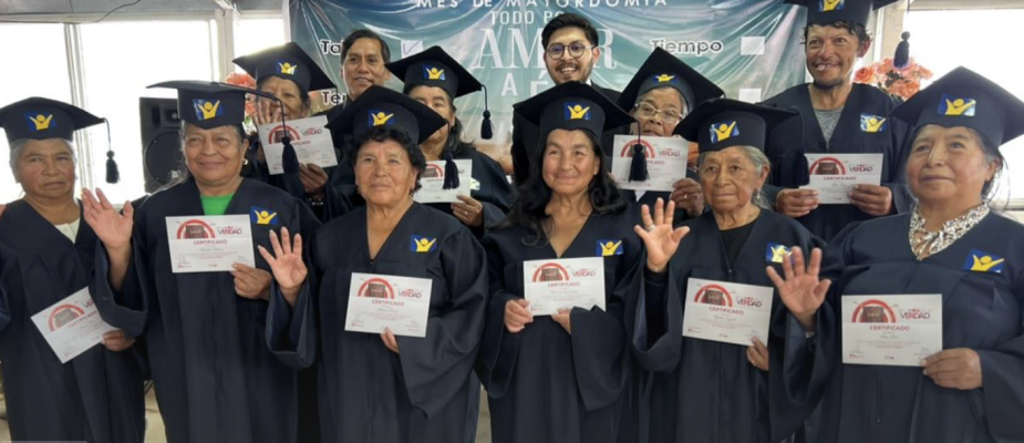 Escuela Bíblica Nuevo Tiempo celebra graduación con un bautismo en Ecuador